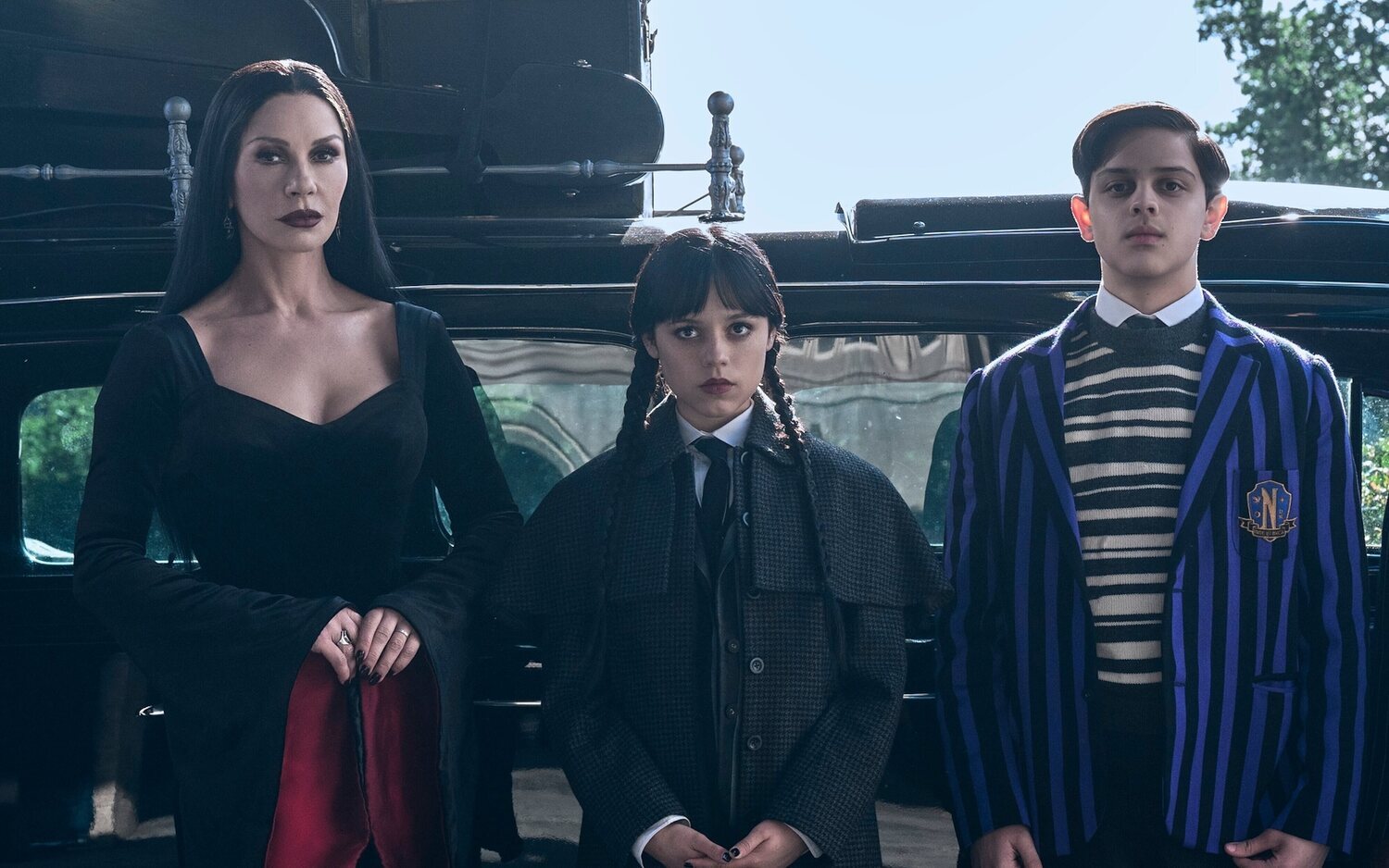 Catherine Zeta-Jones, Jenna Ortega y Luis Guzmán en la temporada 2 de 'Miércoles'